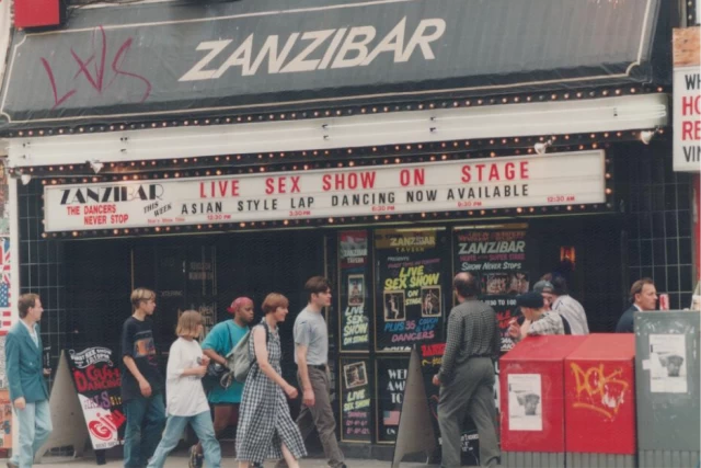 Zanzibar Tavern, Yonge St., Dale Brazao for the Toronto Star, 1995