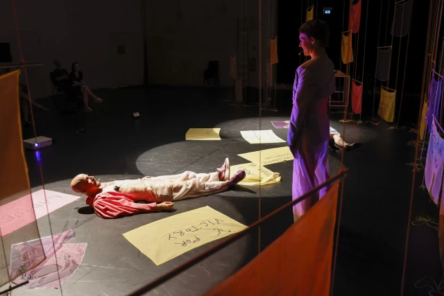 Britta and William discussing the dream sequence dance, Tanzfabrik Berlin, June 2021 – photo by Anja Weber
