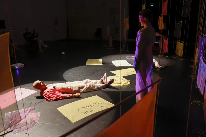 Britta and William discussing the dream sequence dance, Tanzfabrik Berlin, June 2021 – photo by Anja Weber