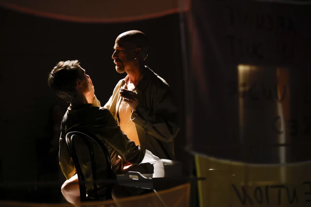 Britta and William performing the makeup scene, Tanzfabrik Berlin, June 2021 – photo by Anja Weber