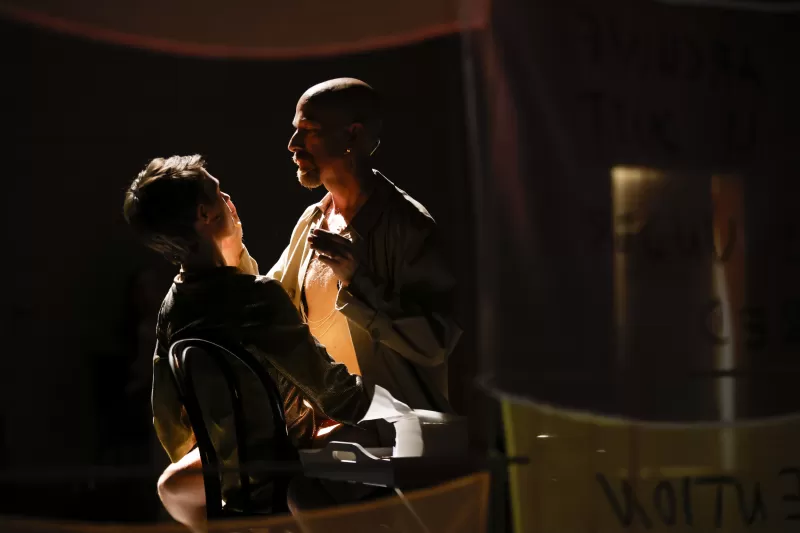 Britta and William performing the makeup scene, Tanzfabrik Berlin, June 2021 – photo by Anja Weber