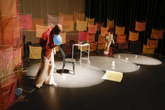 William and Britta popping balloons, Tanzfabrik Berlin, June 2021 – photo by Anja Weber