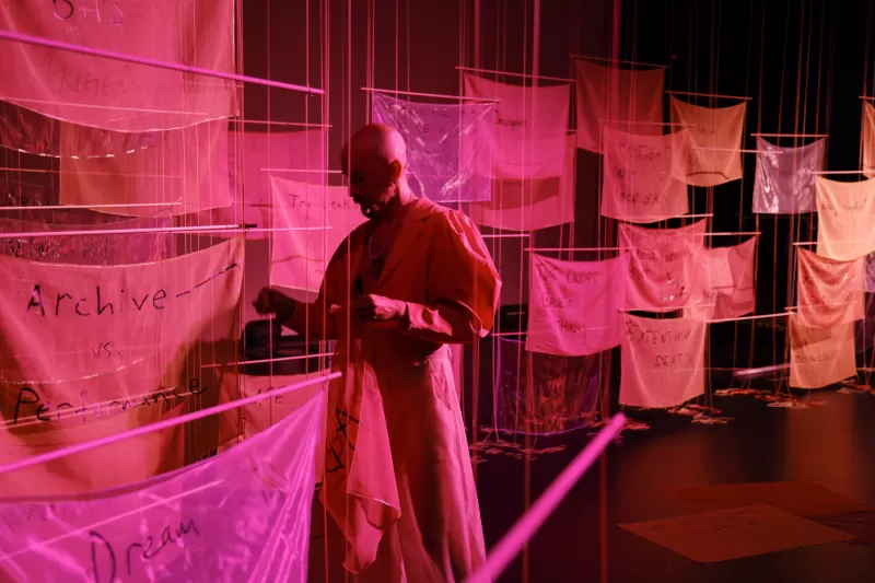 William rehanging banner, Tanzfabrik Berlin, June 2021 – photo by Anja Weber
