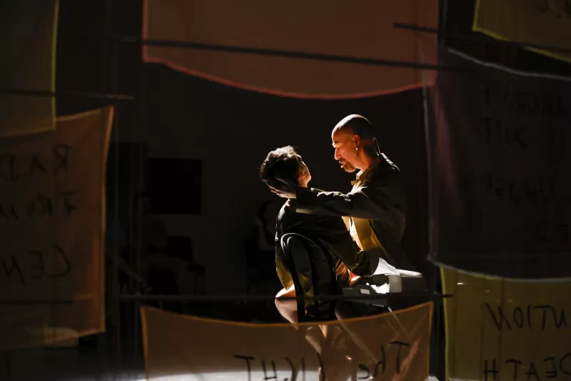 Britta and William performing the makeup scene, Tanzfabrik Berlin, June 2021 – photo by Anja Weber